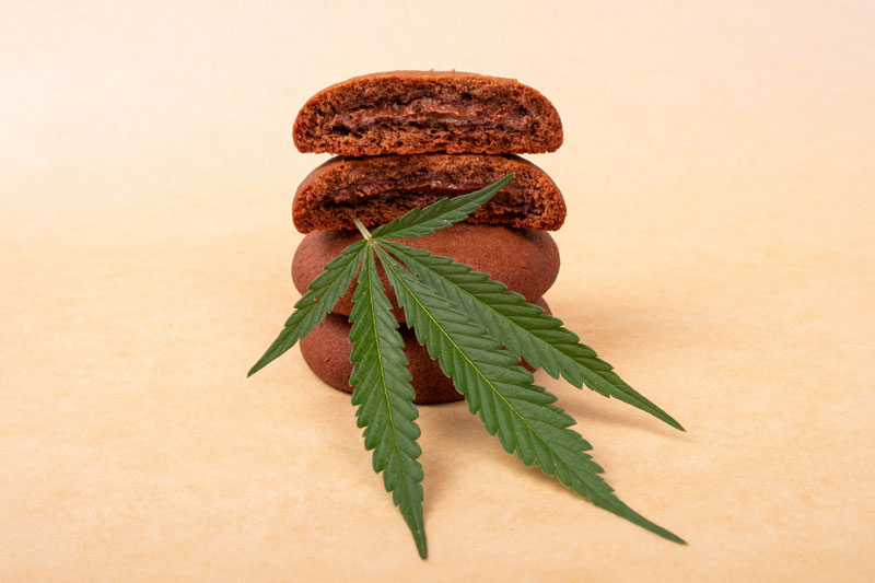 Comestibles de cannabis con hoja de cannabis